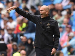 Zidane da órdenes desde la zona técnica del Bernabéu.