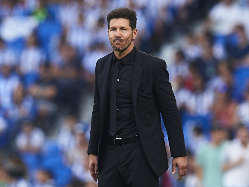 Simeone contempla desde la banda la derrota en Anoeta.