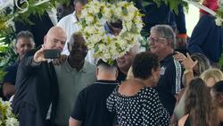 FIFA-Präsident Gianni Infantino (l.) während der Totenwache für Pelé für Aufsehen