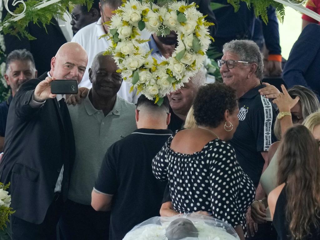 FIFA-Präsident Gianni Infantino (l) sorgte mit dem Selfie während der Totenwache für Pelé für Aufsehen