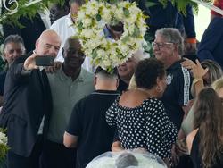 FIFA-Präsident Gianni Infantino (l) sorgte mit dem Selfie während der Totenwache für Pelé für Aufsehen