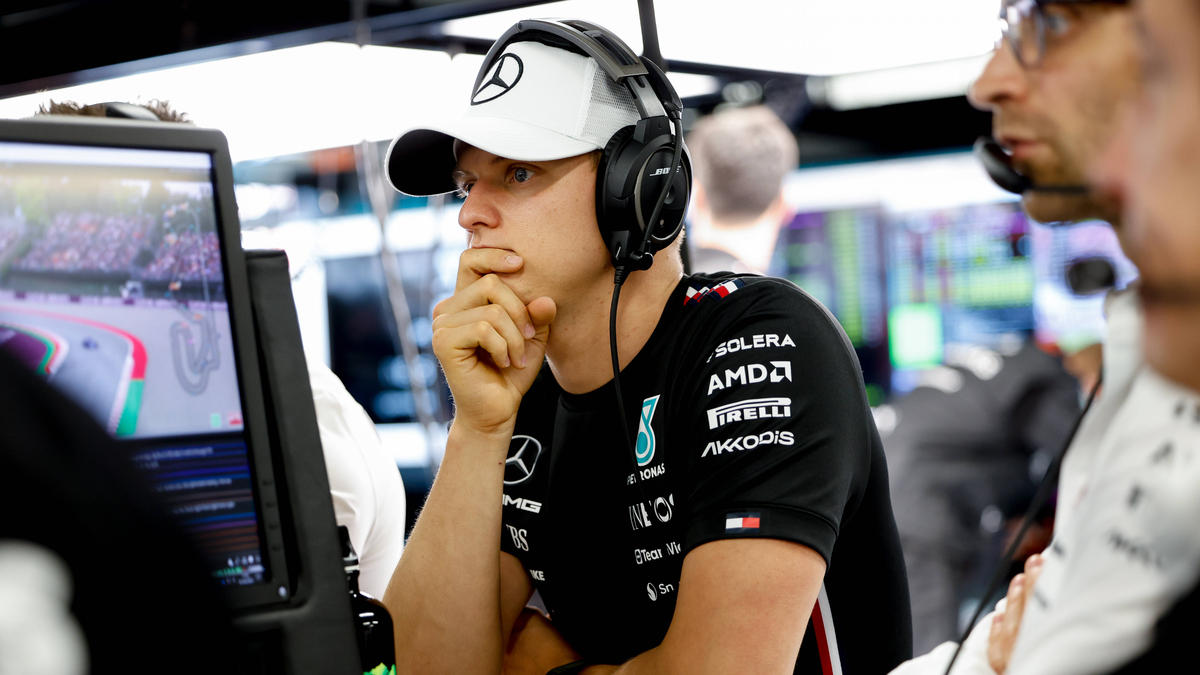 Mick Schumacher darf in das Formel-1-Auto von Mercedes steigen