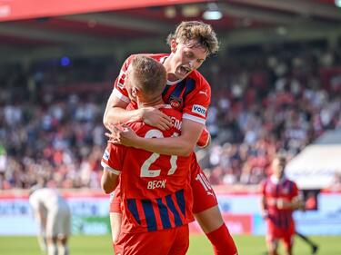 Paul Wanner (o.) und der 1. FC Heidenheim haben einen glänzenden Saisonstart hingelegt