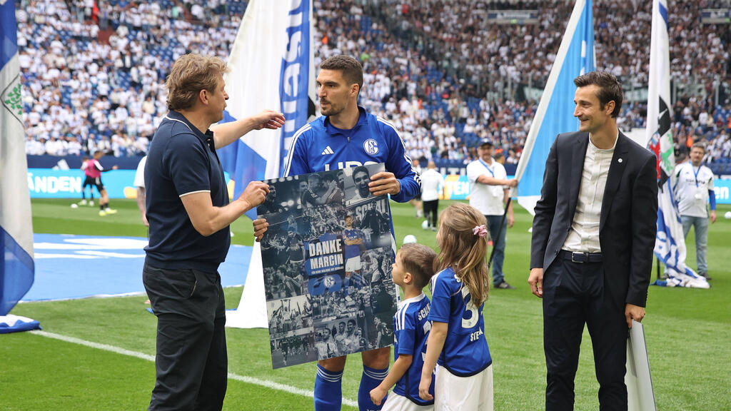 Marcin Kaminski (M.) wurde im letzten Heimspiel des FC Schalke 04 offiziell verabschiedet Marcin Kaminski (M.) wurde im letzten Heimspiel des FC Schalke 04 offiziell verabschiedet