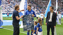 Marcin Kaminski (M.) wurde im letzten Heimspiel des FC Schalke 04 offiziell verabschiedet