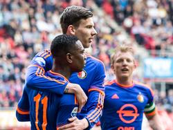 Michiel Kramer (m.) opent na een uitstekende actie van Eljero Elia (l.) de score bij de competitiewedstrijd FC Twente - Feyenoord. (10-04-2016)