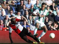 Richairo Živković (r.) begaat een smerige overtreding op Bruno Martins Indi tijdens FC Groningen - Feyenoord. (9-3-2014)