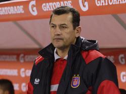 Javier Vega, técnico del Universitario de Sucre, quiere seguir en la punta del Grupo 3. (Foto: Imago)
