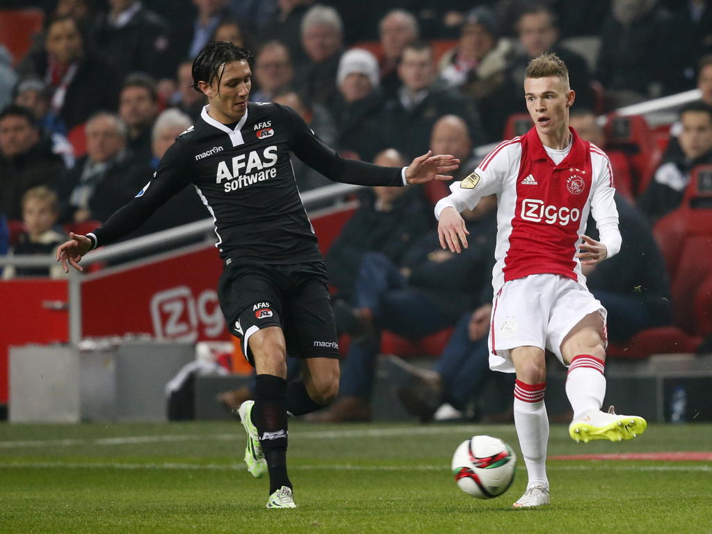 Daley Sinkgraven (r.) debuteert namens Ajax tijdens het competitieduel met AZ Alkmaar. (05-02-2015)