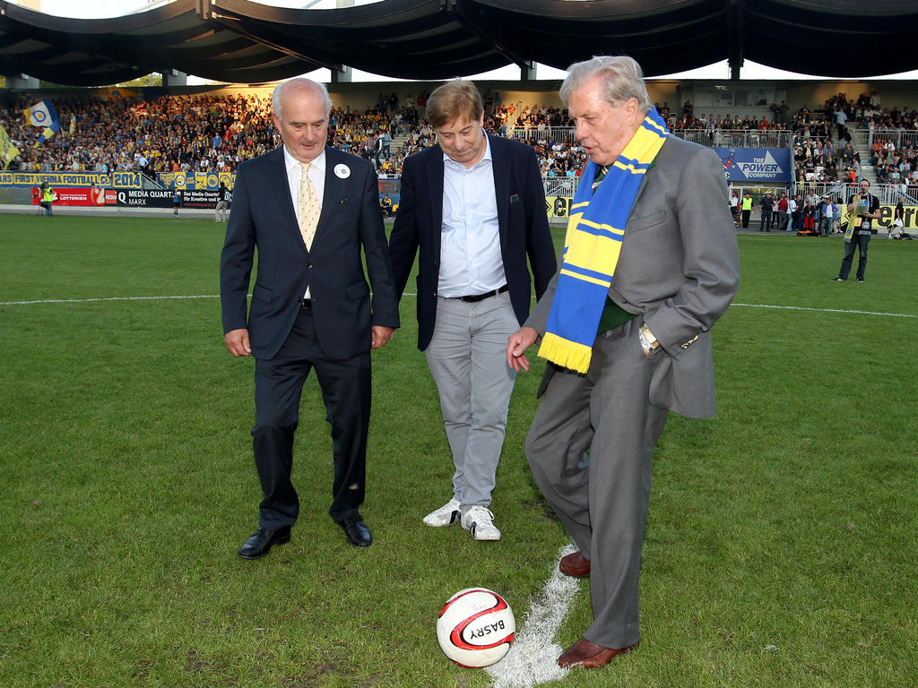 Vienna-Legende Hans Buzek beim Ehrenankick im Derby gegen den Sportklub