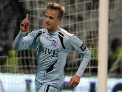 Mika Väyrynen kan juichen als hij in de Eredivisie scoort voor sc Heerenveen tegen Heracles Almelo. (19-03-2011)