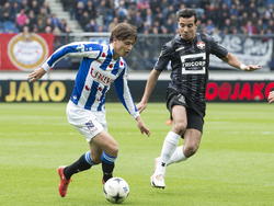 Simon Thern (l.) en Ali Messaoud (r.) vechten een duel uit tijdens het competitieduel sc Heerenveen - Willem II. (25-04-2015)