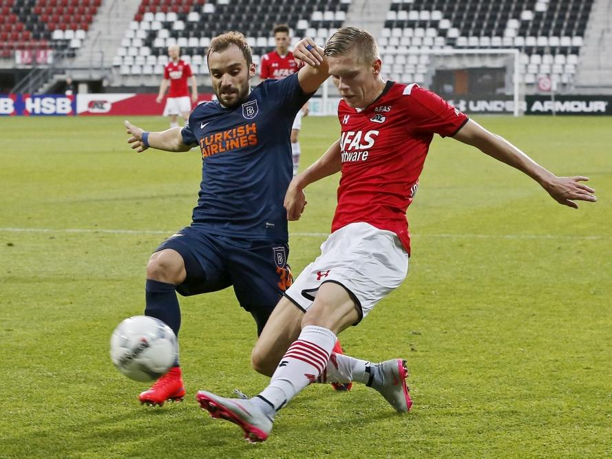 Aron Jóhannsson (r.) vecht een duel uit met Cenk Alkılıç (l.) tijdens het duel in de derde voorronde van de Europa League tussen AZ Alkmaar en Medipol Başakşehir F.K. (30-07-2015)