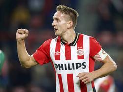 Luuk de Jong kan juichen nadat hij PSV op voorsprong heeft gezet tijdens het bekerduel PSV - SC Genemuiden. (27-10-2015)