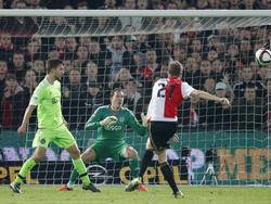 Simon Gustafson en Diederik Boer zullen met weinig plezier deze foto terug bekijken. De Feyenoorder mist hier een grote kans, terwijl Boer direct na dit moment geblesseerd raakt. (28-10-2015)