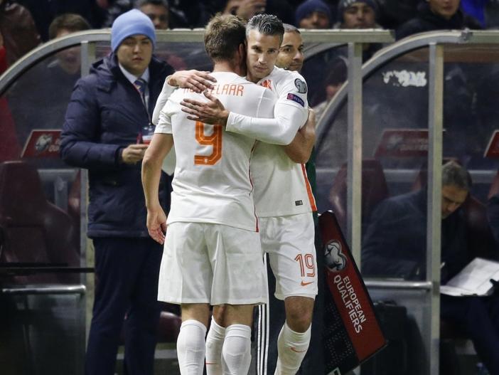 Robin van Persie (r.) wordt tegen Kazachstan in het veld gebracht voor Klaas Jan Huntelaar (l.) en speelt zijn honderdste wedstrijd voor het Nederlands elftal. (10-10-2015)