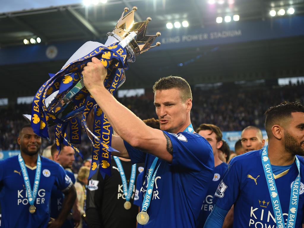 Robert Huth von Leicester City stemmt den Pokal für den Gewinn der Premier League