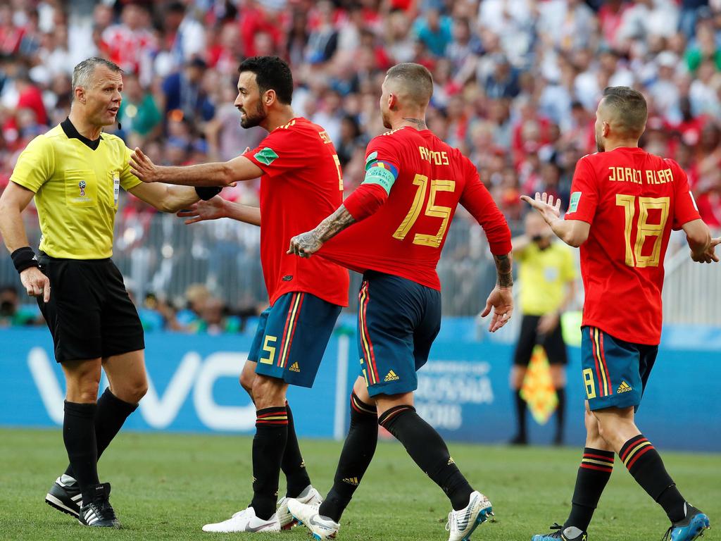 Busquets protesta una tarjeta amarilla en el Mundial. (Foto: Getty) Busquets protesta una tarjeta amarilla en el Mundial. (Foto: Getty)