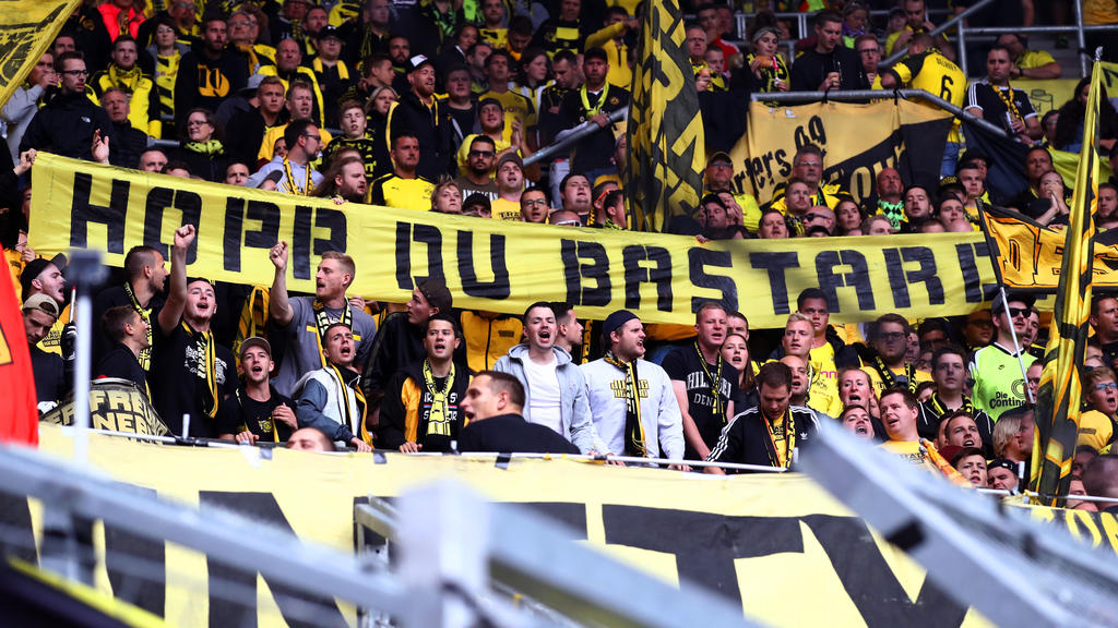 Die BVB-Fans attackierten TSG-Mäzen Dietmar Hopp mit diversen Plakaten und Bannern