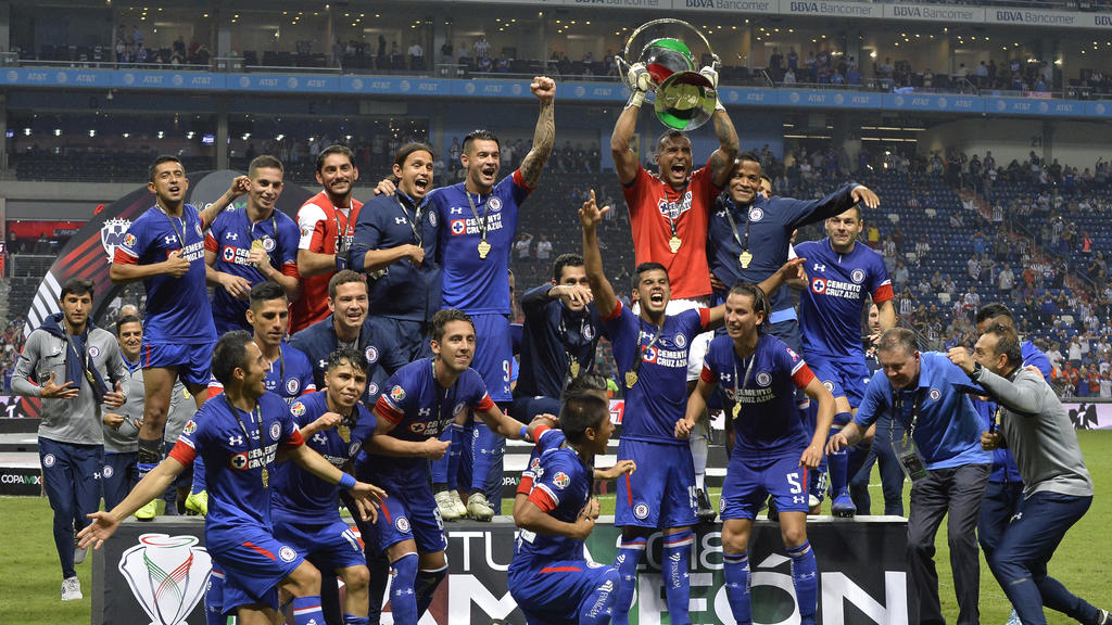 Cruz Azul celebra el título conseguido sobre el verde. (Foto: Getty)