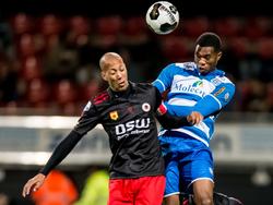 Ryan Koolwijk (l.) en Kingsley Ehizibue (r.) gaan de lucht in tijdens Excelsior - PEC Zwolle. (21-10-2016)