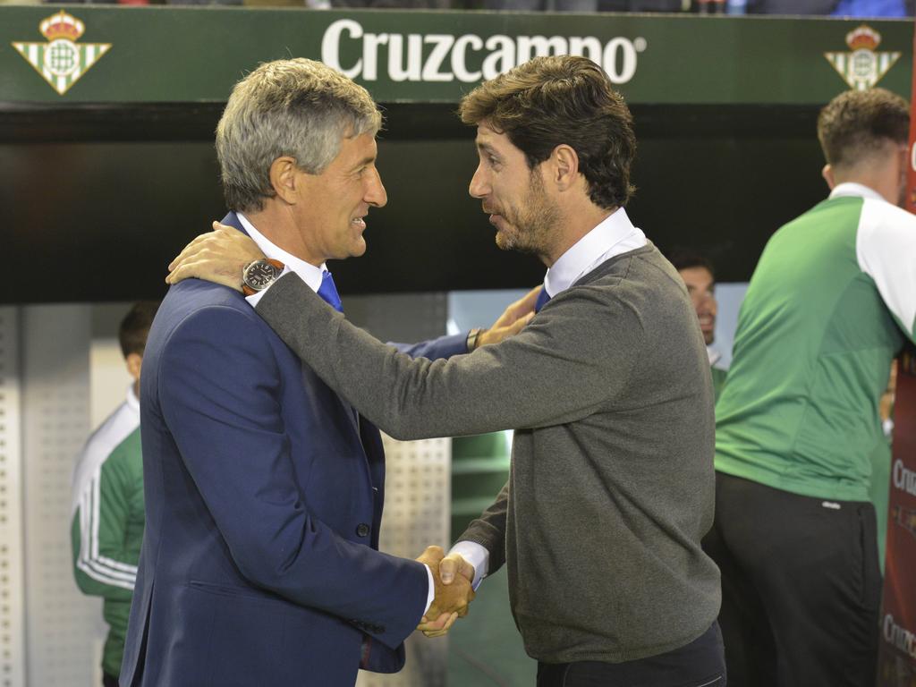 Quique Setién saluda al nuevo técnico del Betis Víctor Sánchez. (Foto: Imago)