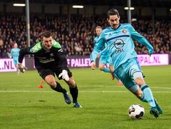 Theo Zwarthoed (l.) kijkt verschrikt naar Marko Vejinović (r.) die de goalie tijdens Go Ahead Eagles - Feyenoord uitspeelt. (06-11-2016)