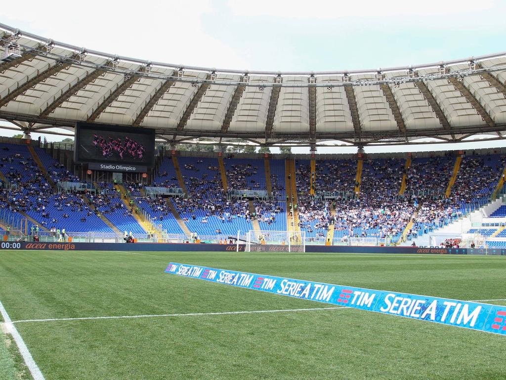 De Derby della Capitale staat op het punt van beginnen, maar moet het zonder de fanatiekste supporters doen. De supporters van Lazio en AS Roma boycotten de wedstrijd vanwege de scheidngswanden. (03-04-2016)