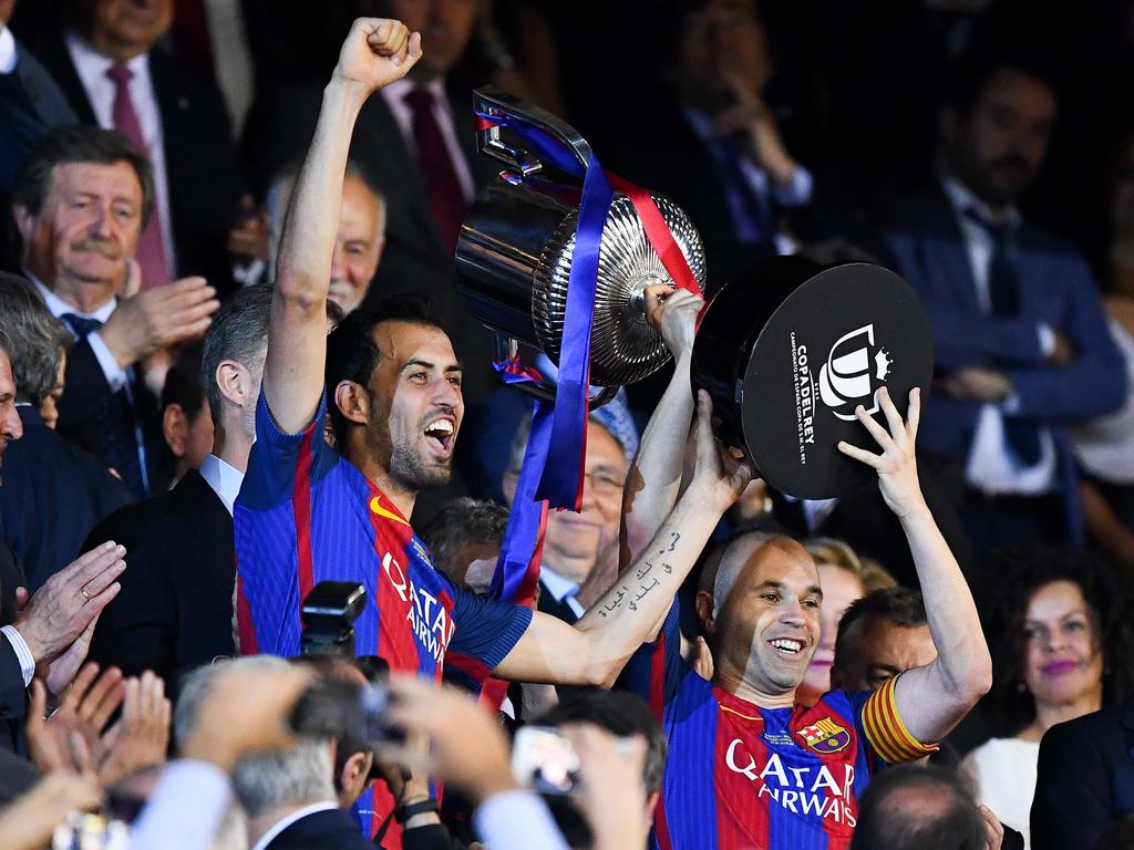 Busquets e iniesta levantan la Copa del Rey en el Calderón (Foto: Getty)