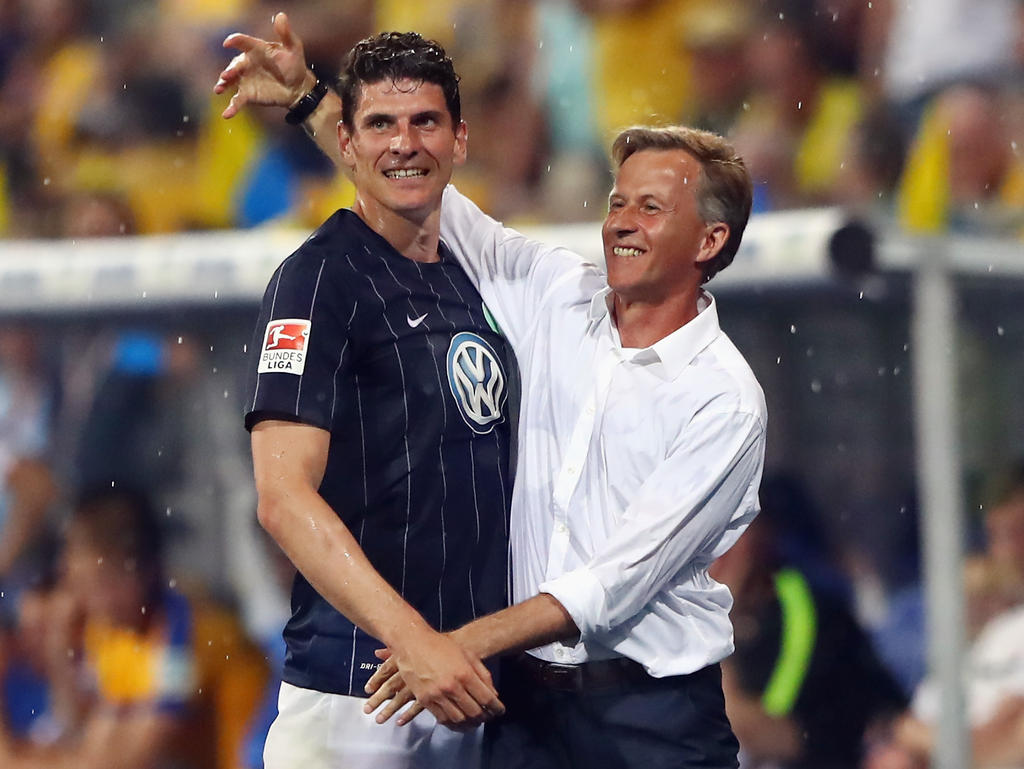 Andries Jonker (r.) bleibt Trainer beim VfL Wolfsburg: