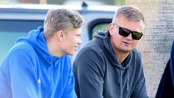 Alf-Inge Haaland (r.) hat über die Zukunft seines Sohnes beim BVB gesprochen