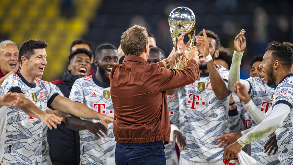 Trainer Julian Nagelsmann (braune Jacken) feiert mit den Stars des FC Bayern