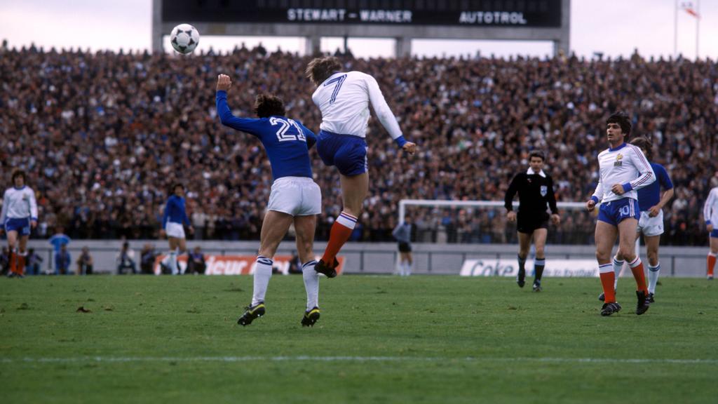 Patrice Rio (7) against Paolo Rossi (21)