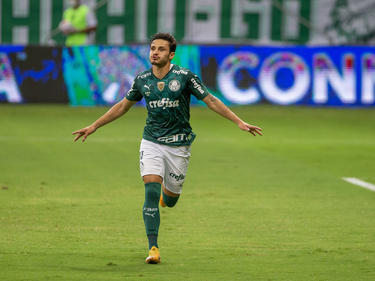 Raphael Veiga celebra un tanto con el Palmeiras.