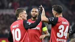 Bayer Leverkusen könnte schon im Winter auf die drohenden Abgänge von Wirtz (l.) und Tah (M.) reagieren