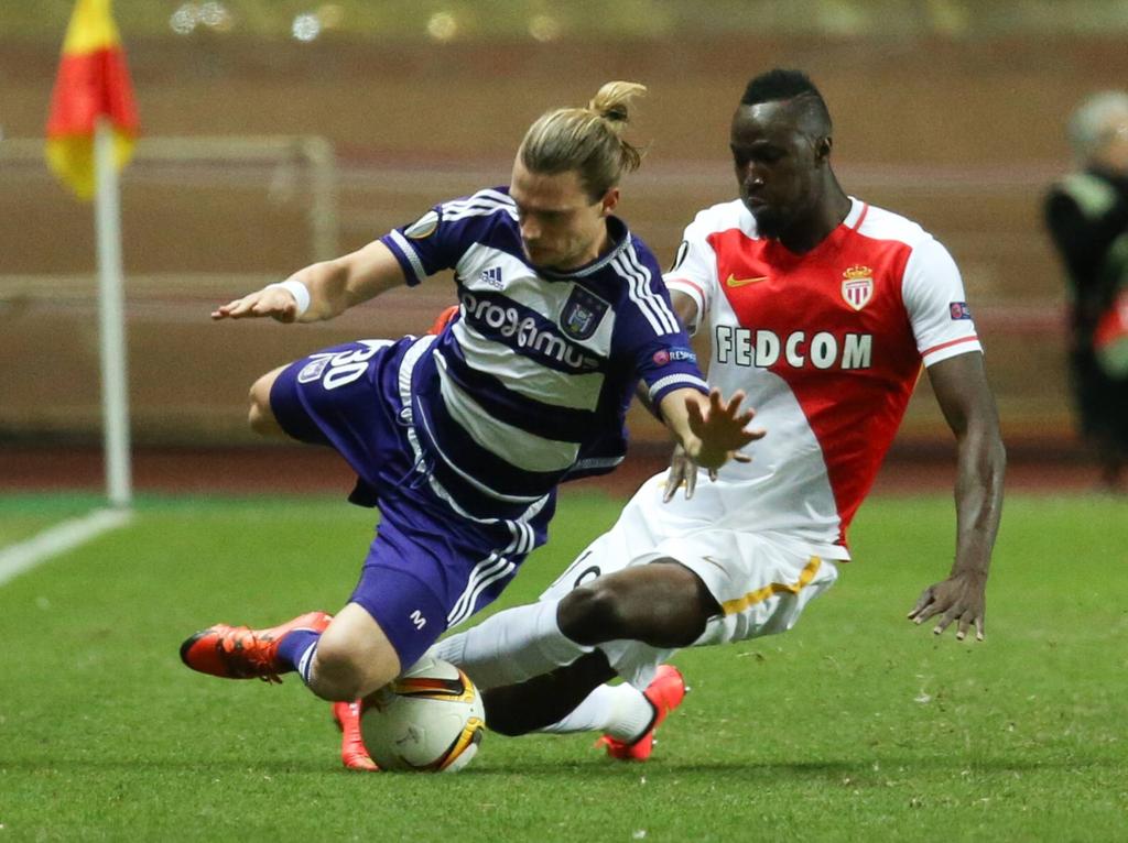 Traoré (izq.) se lanza a robar un cuero a Guillaume Gillet del Anderlecht. (Foto: Imago)