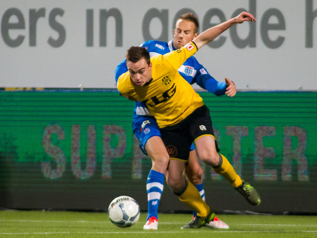 Mitchel Paulissen (l.) probeert zich los te rukken bij Bart van Hintum (r.) tijdens Roda JC Kerkrade - PEC Zwolle. (21-11-2015)