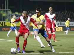 Ramon Leeuwin (l.) moet snel iets met de bal doen, aangezien Martijn Barto vol druk zet op de mandekker van FC Utrecht. (12-02-2016)