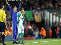 Rafael van der Vaart staat klaar om in te vallen tijdens het competitieduel FC Barcelona - Real Betis (30-12-2015).