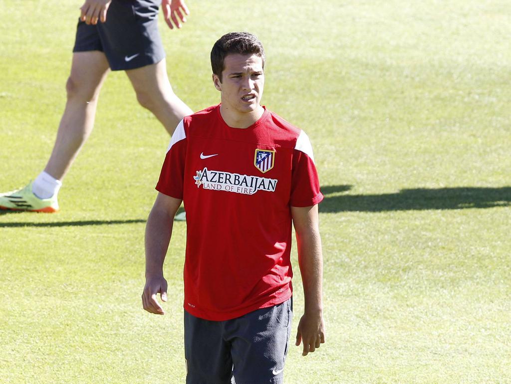 Javier Manquillo kijkt om zich heen tijdens een training van Atlético Madrid. (3-5-2-104)