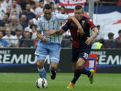 Stefan de Vrij (l.) probeert Juraj Kucka (r.) van zich af te schudden tijdens Genoa - Lazio Roma. (21-09-2014)