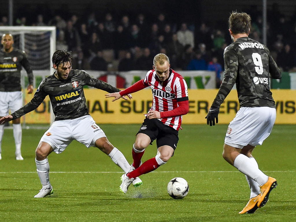 Jorrit Hendrix (m.) krijgt bij PSV weer eens speelminuten op het middenveld. Hier komt hij voorbij Joris van Overeem (l.) en neemt hij het op tegen Mart Lieder. (06-12-2014) Jorrit Hendrix (m.) krijgt bij PSV weer eens speelminuten op het middenveld. Hier komt hij voorbij Joris van Overeem (l.) en neemt hij het op tegen Mart Lieder. (06-12-2014)