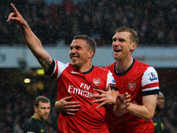 Per Mertesacker (r.) wird Lukas Podolski bei Arsenal vermissen