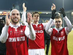 Samen met de supporters in het uitvak vieren Bryan Smeets (l.), Niels Vorthoren (m.) en Wimilio Vink (r.) de overwinning van MVV in de Limburgse derby tegen Fortuna Sittard. (06-03-2015)