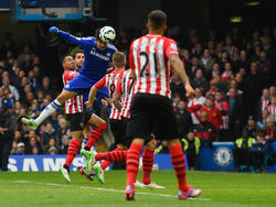 Diego Costa (m.) kopt tijdens Chelsea - Southampton op doel. (15-03-2015)