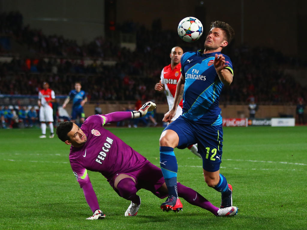 Olivier Giroud (dcha.) marcó el primero del Arsenal en Mónaco. (Foto: Getty)