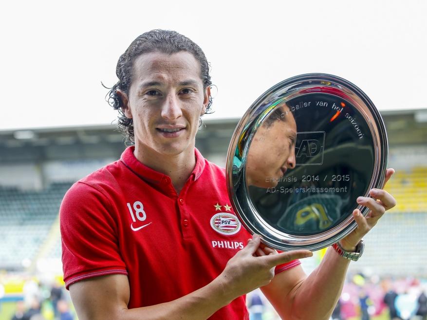 Na de laatste wedstrijd van het seizoen, PSV speelt een uitwedstrijd tegen ADO Den Haag, krijgt Andrès Guardado de prijs voor voetballer van het seizoen uitgereikt. (17-05-2015)