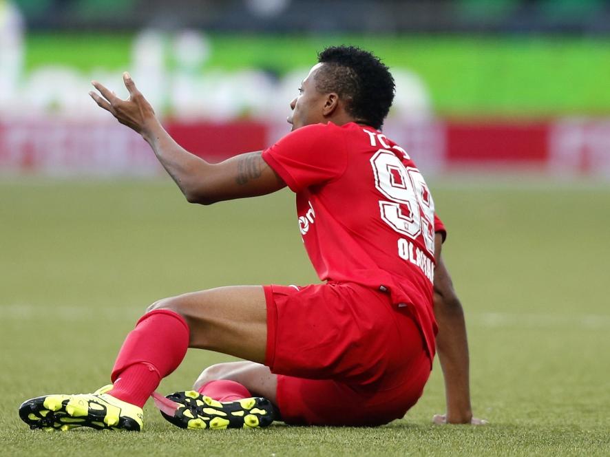 Michael Olaitan doet zijn beklag bij de scheidsrechter nadat hij is neergelegd in de wedstrijd SC Cambuur - FC Twente. (19-09-2015)