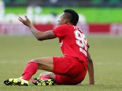 Michael Olaitan doet zijn beklag bij de scheidsrechter nadat hij is neergelegd in de wedstrijd SC Cambuur - FC Twente. (19-09-2015)