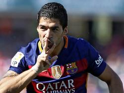 FC Barcelona-spits Luis Suárez maakt vlak voor tijd zijn hattrick compleet tegen Granada. De Catalanen kunnen de titel nu niet meer mislopen. (14-05-2016)